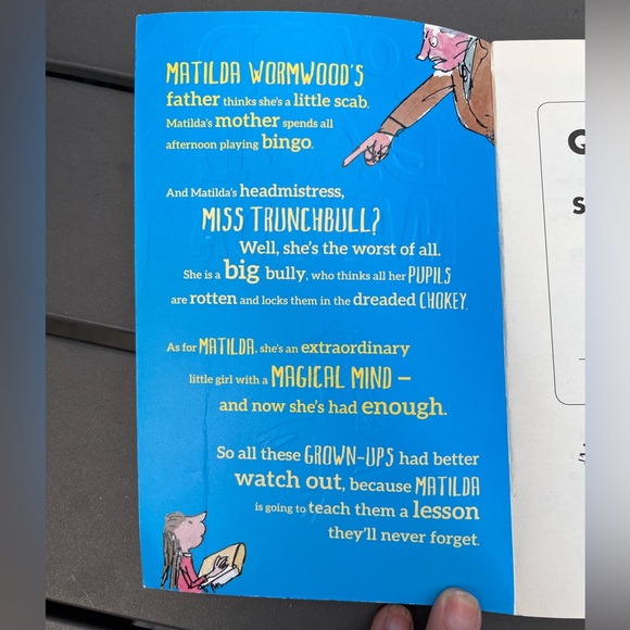 TWO CLASSIC ROALD DAHL SOFTCOVER NOVELS - Picture 4 of 11